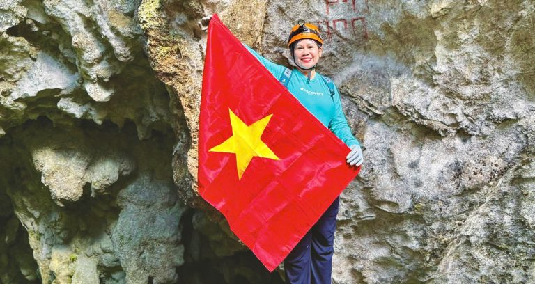 Nữ du khách Hà Nội mang cờ Tổ quốc chinh phục hang Sơn Đoòng, xúc động tột cùng