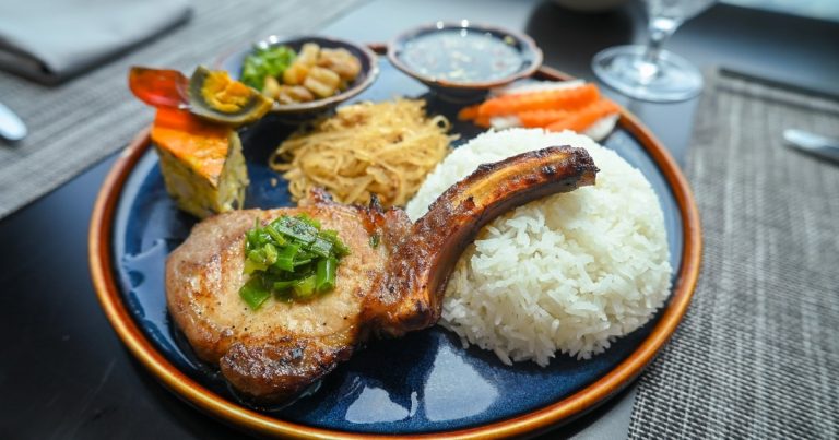 Đĩa cơm sườn 550.000 đồng ở TPHCM: Dân mạng tranh cãi đắt hay rẻ