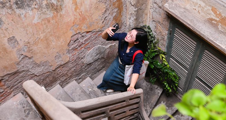 Quán Hà Nội nằm trong ngõ tối như mê cung, có ban công khiến khách mê tít