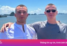 Đoàn quân nhân Nga được chú ý khi du lịch vịnh Hạ Long