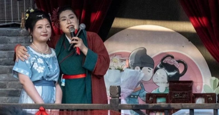Quang cảnh trong “chợ tình” náo nhiệt nhờ bà mối mát tay tìm mối kết đôi