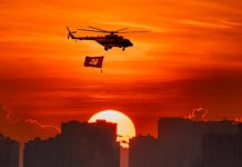 Sự thực về bức ảnh trực thăng kéo cờ bay giữa hoàng hôn gây sốt trên mạng