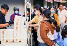 Xếp hàng dài mua loại bánh chỉ bán trong 1 tiếng ở TPHCM