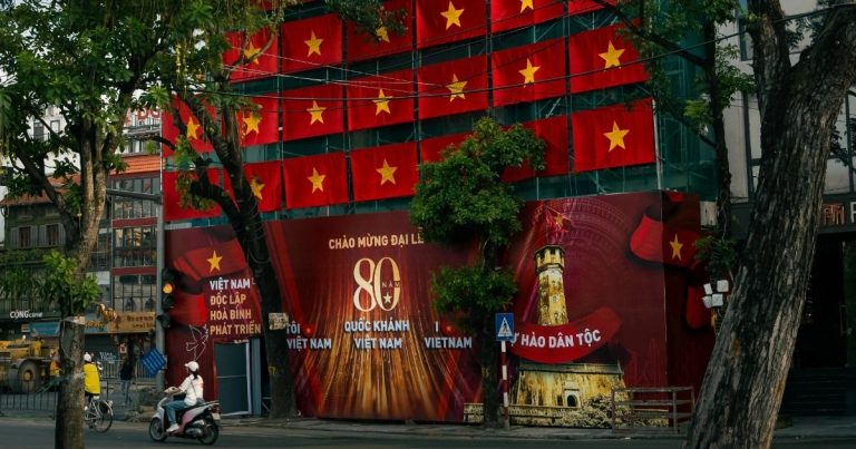 Toà sát “Hàm cá mập” rực rỡ cờ đỏ sao vàng là điểm check-in gây sốt dịp 2/9