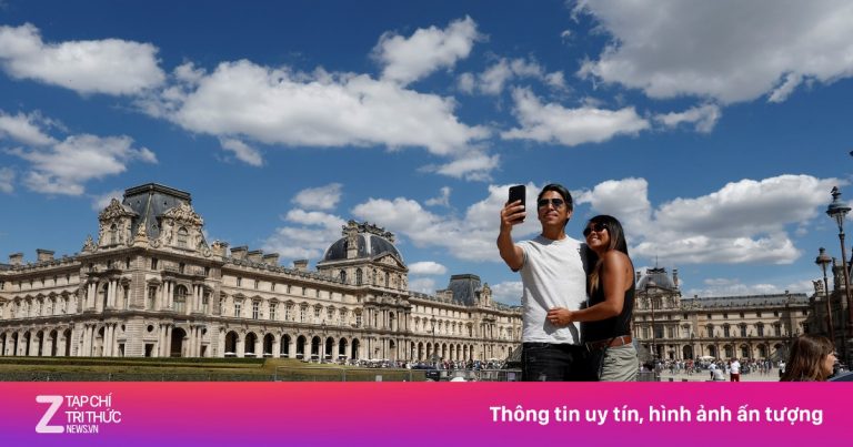 Nhiều nước cảnh báo du lịch Pháp