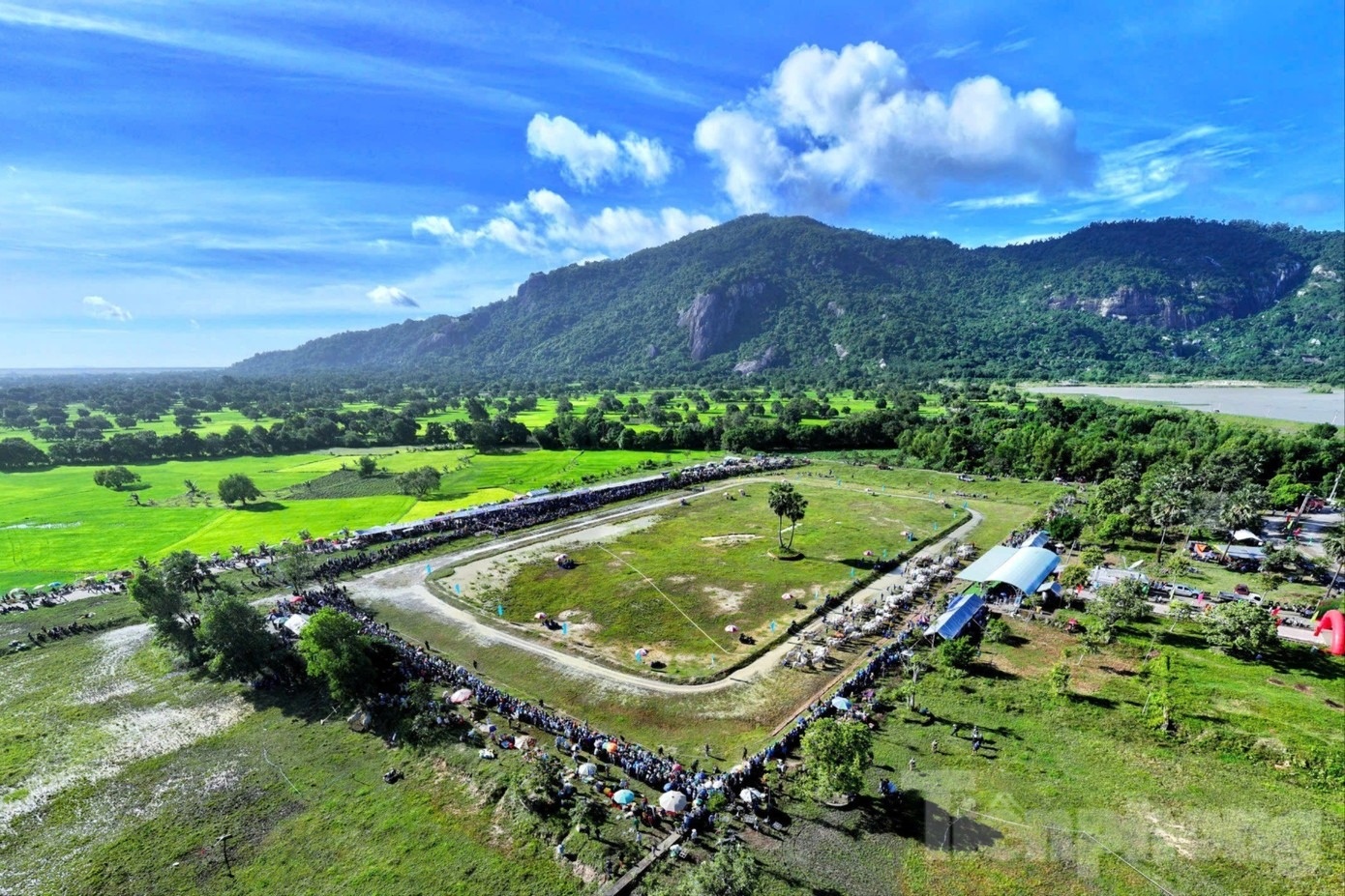 Hoi dua bo Bay Nui anh 17