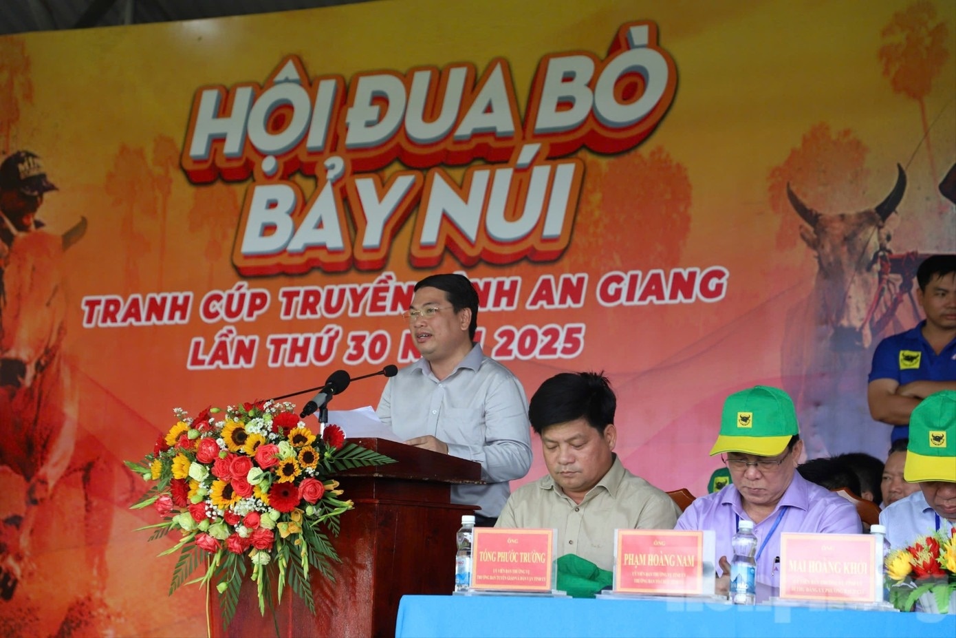 Hoi dua bo Bay Nui anh 9