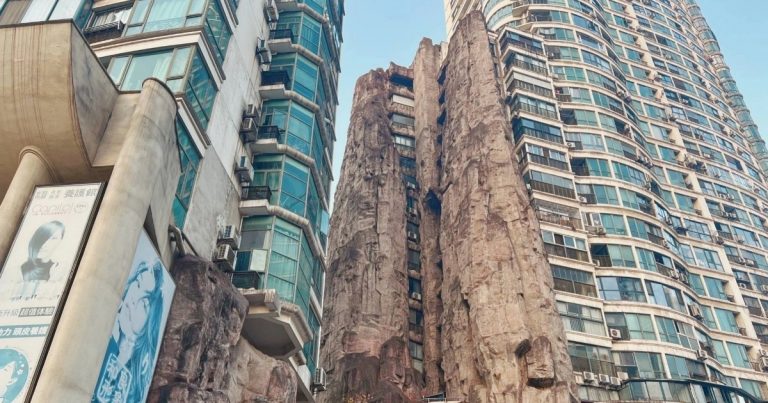 Tòa chung cư ở Trung Quốc ôm trọn “vách núi” cao 50m gây kinh ngạc