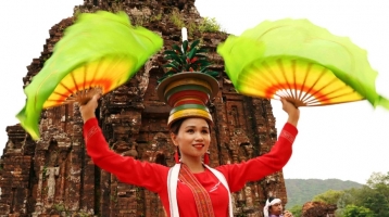 Vũ điệu Chăm làm sống lại không gian tháp cổ tỉnh Khánh Hòa