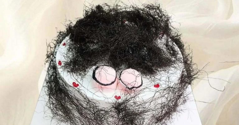 Lạ lùng trào lưu ăn bánh phủ kín “tóc rối” ở Việt Nam