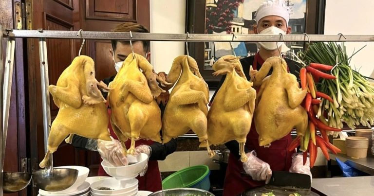 Quán phở gà gây tranh cãi đắt nhất Hà Nội lần đầu lọt top Michelin