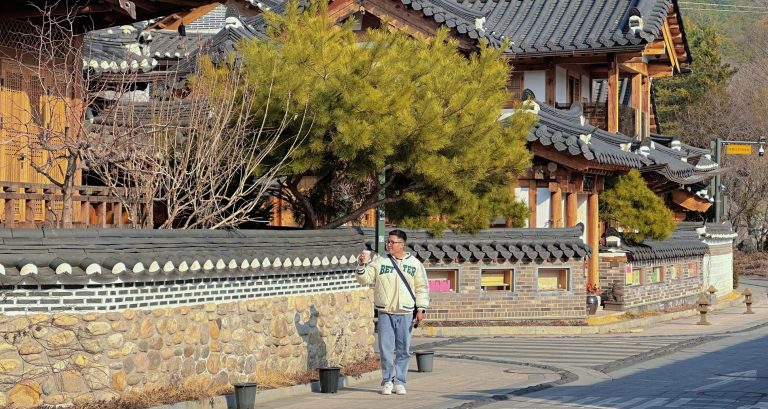 Chàng trai Đắk Lắk mê mẩn ngôi làng ‘trăm nhà như một’, từng lên sóng nhiều phim