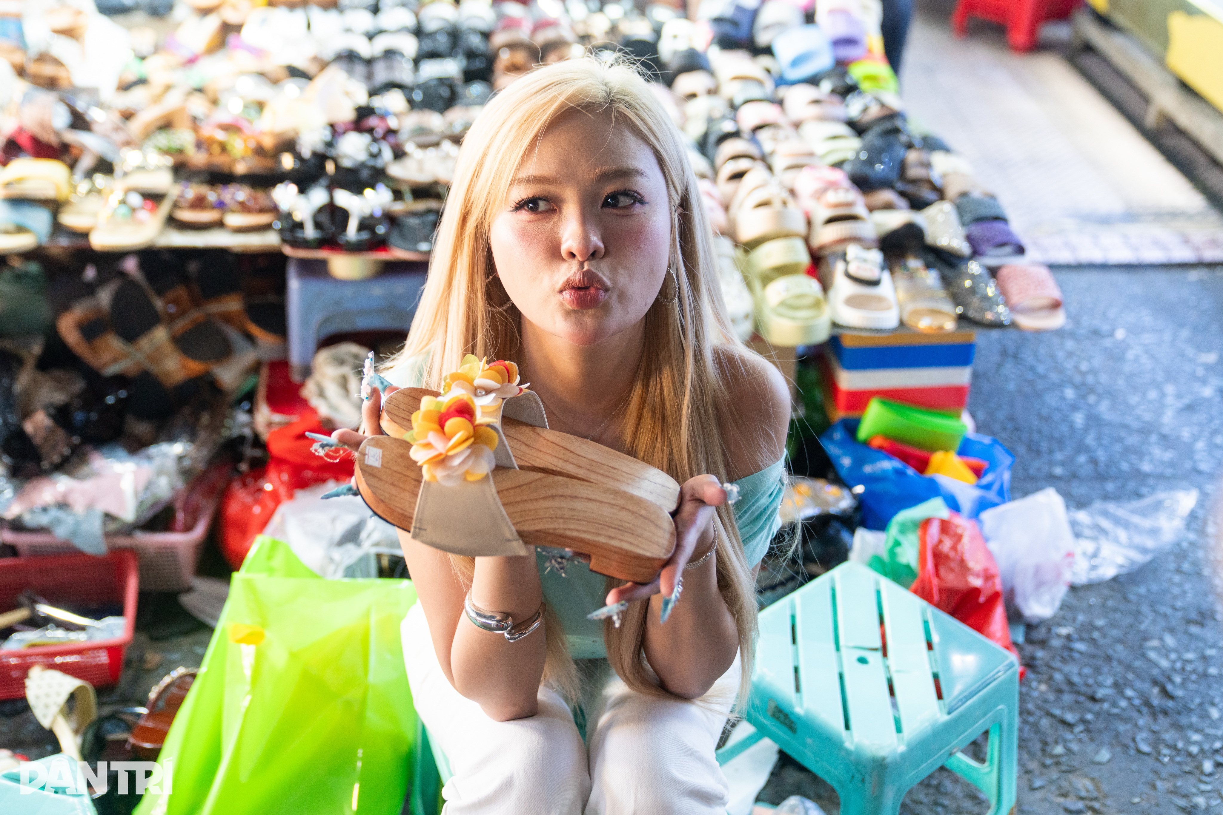 Đóng guốc mộc ở chợ TPHCM thành trào lưu, khách đi gần 1.000km trải nghiệm - 2