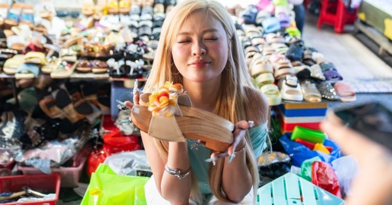 Đóng guốc mộc ở chợ TPHCM thành trào lưu, khách đi gần 1.000km trải nghiệm