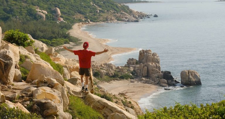 Điểm đến có rừng khô hạn, núi đá và biển xanh ở miền Trung, cảnh đẹp siêu thực