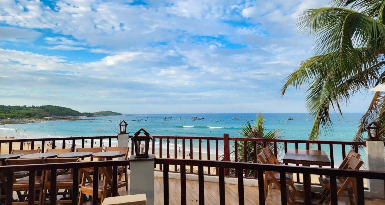 Đổi lịch trình ‘phút 90’, gia đình Hà Nội tìm thấy bãi biển vắng, đẹp như tranh