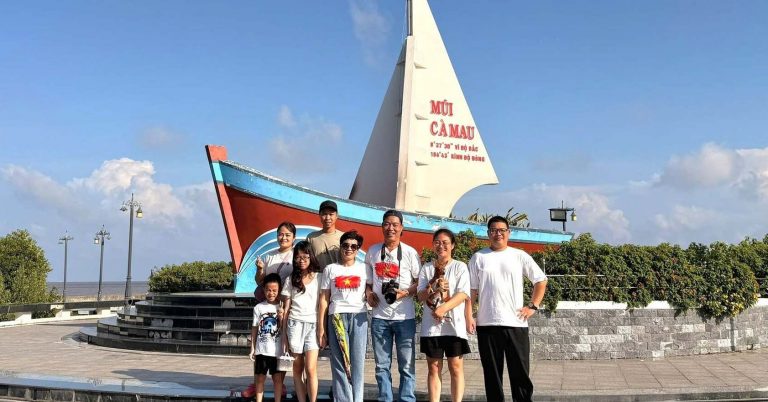 Đóng cửa hàng, gia đình 3 thế hệ ở Hà Nội lái xe xuyên Việt gần 2 tháng