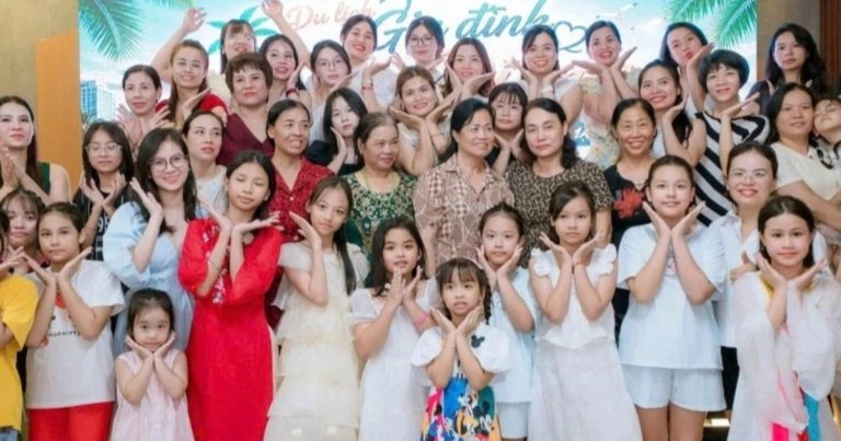 Gia đình Hà Nội 100 người thuê 30 phòng ngủ, góp 300 triệu du lịch hè