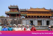 Yêu cầu không mặc váy ngắn, áo hở vai tham quan di tích Huế