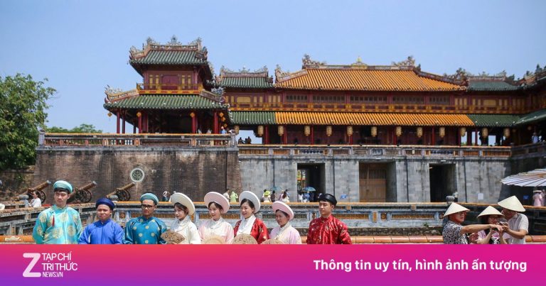 Yêu cầu không mặc váy ngắn, áo hở vai tham quan di tích Huế