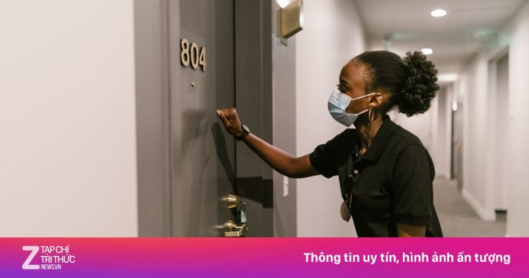 Vì sao nhân viên khách sạn luôn gõ cửa 3 lần?