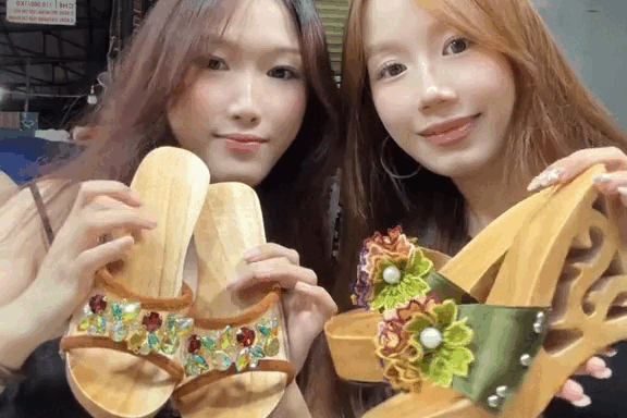 Khách Tây ‘đu trend’ đóng guốc mộc 300.000 đồng ở chợ Tân Định