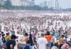 Hàng vạn người đổ về biển Sầm Sơn, sóng lớn vẫn kín đặc bãi tắm