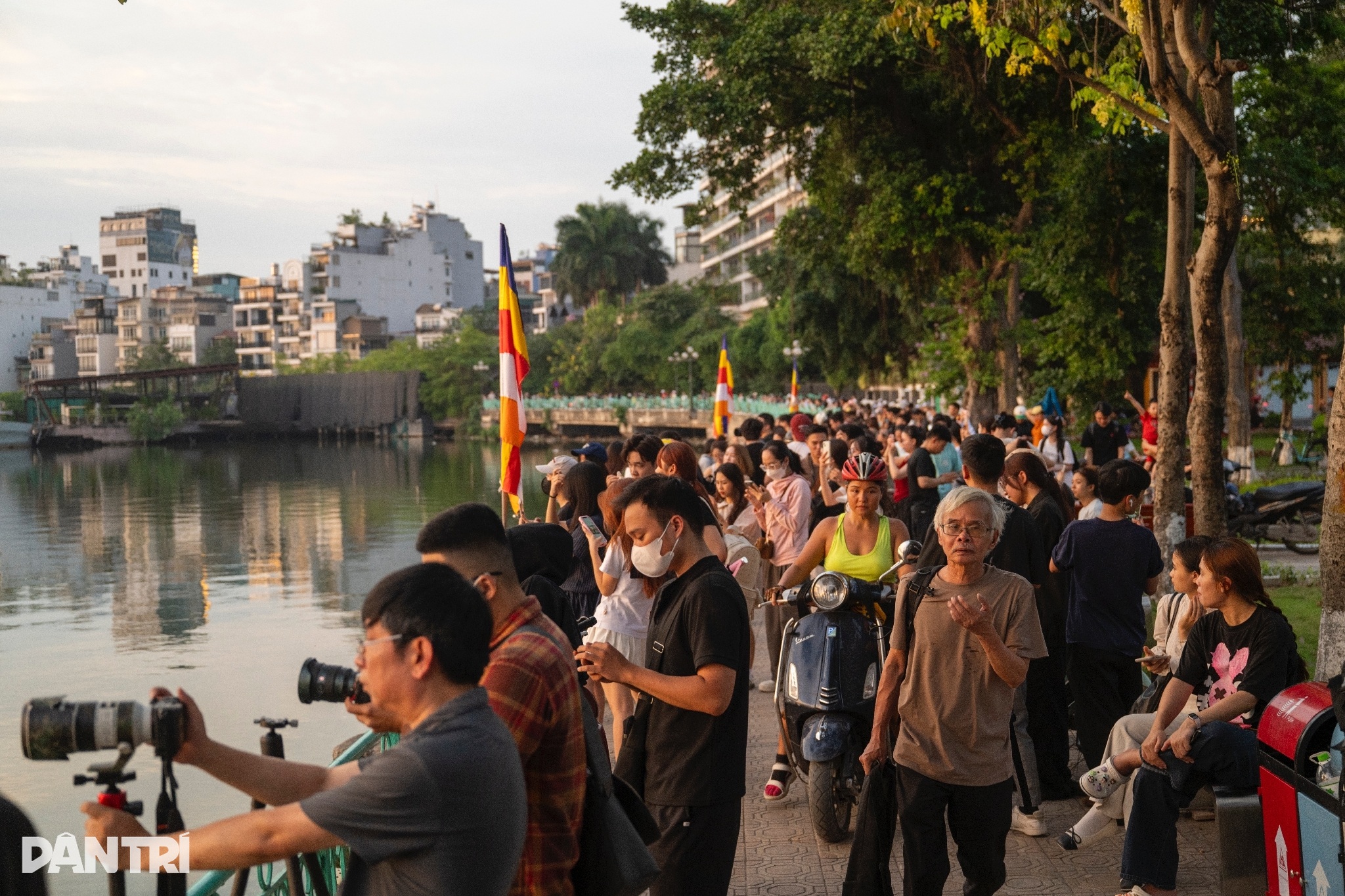 Người dân, du khách mê mẩn những chiều hoàng hôn đỏ rực ở Hà Nội  - 3