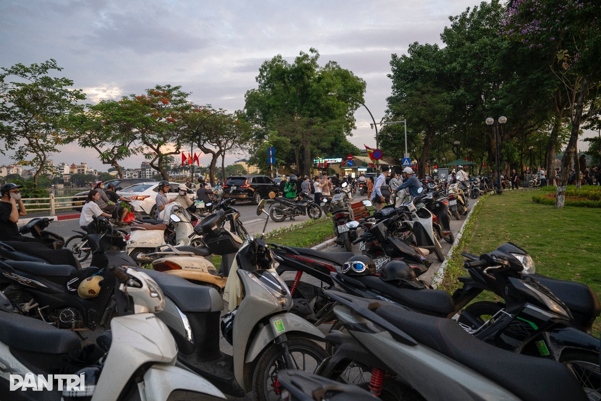 Người dân, du khách mê mẩn những chiều hoàng hôn đỏ rực ở Hà Nội  - 4