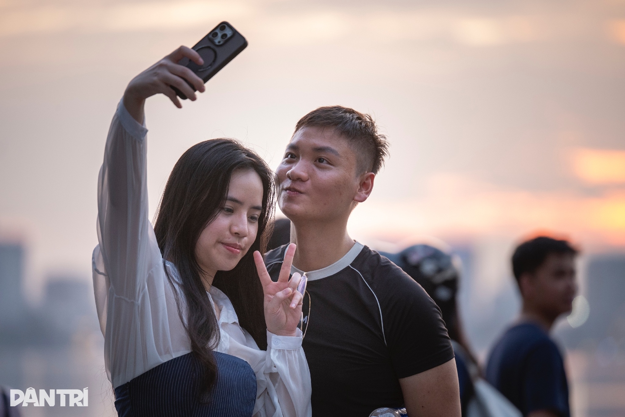 Người dân, du khách mê mẩn những chiều hoàng hôn đỏ rực ở Hà Nội  - 9