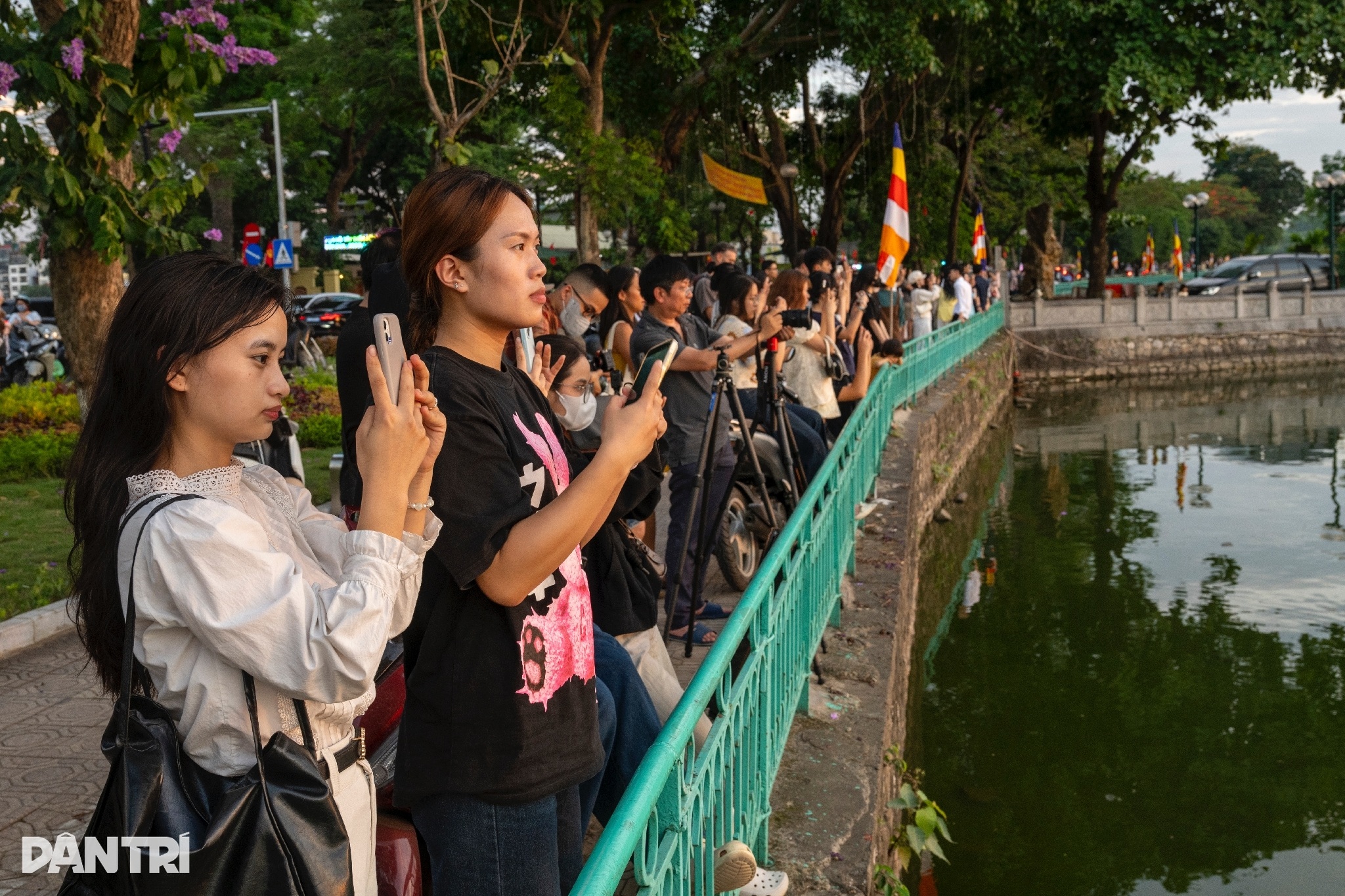 Người dân, du khách mê mẩn những chiều hoàng hôn đỏ rực ở Hà Nội  - 2