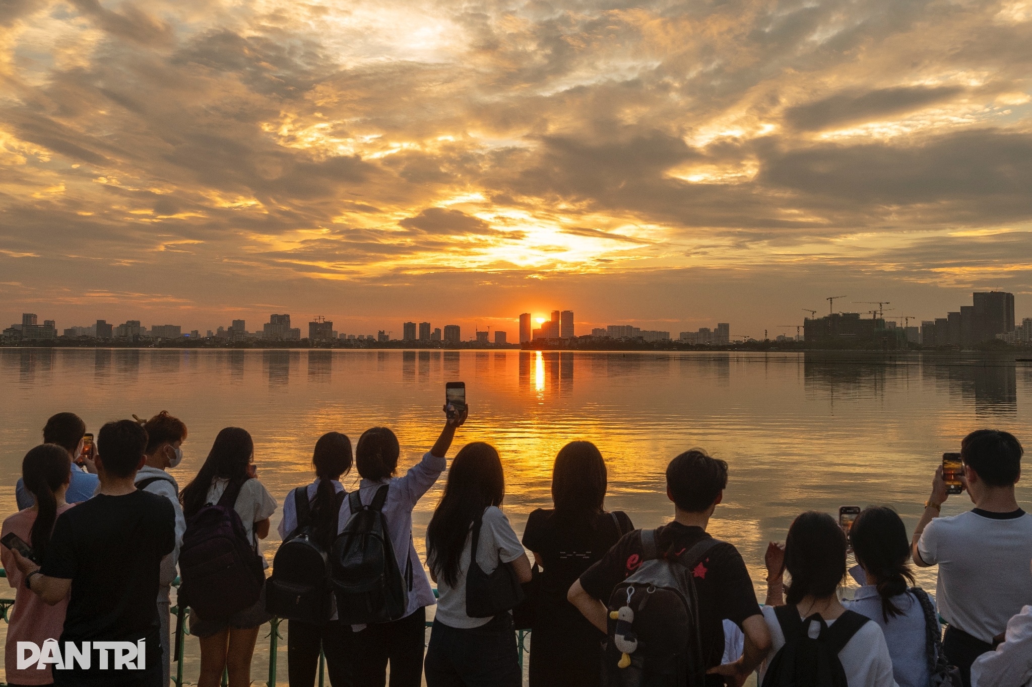 Người dân, du khách mê mẩn những chiều hoàng hôn đỏ rực ở Hà Nội  - 13