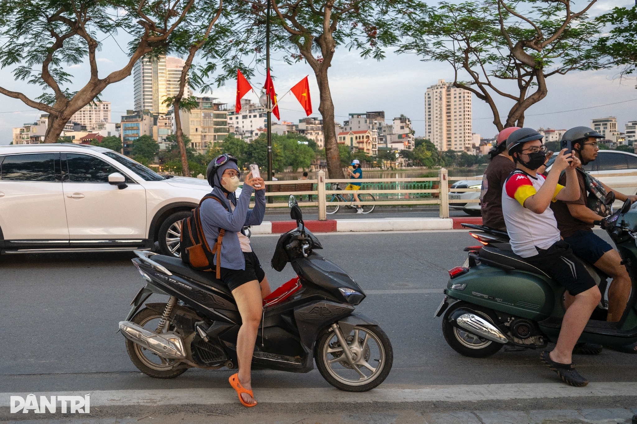 Người dân, du khách mê mẩn những chiều hoàng hôn đỏ rực ở Hà Nội  - 8