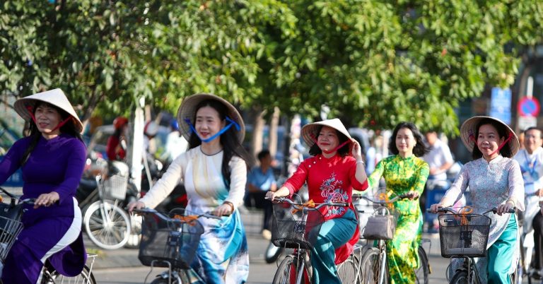 Hơn 2.000 người mặc áo dài tạo ‘dải lụa’ rực rỡ ven biển Nha Trang