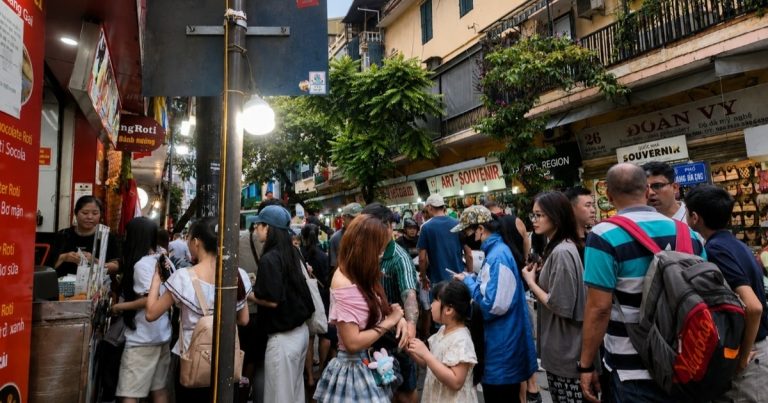 Khách Tây xếp hàng chật kín vỉa hè ở Hà Nội, mua món bánh giá 25.000 đồng