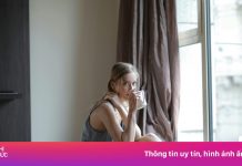 Vì sao không nên đi chân trần trong phòng khách sạn?