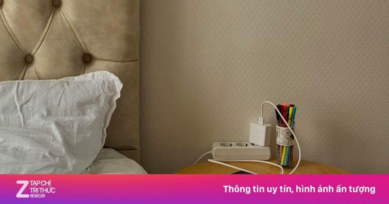 Vì sao tìm ổ điện đầu tiên khi vào khách sạn?