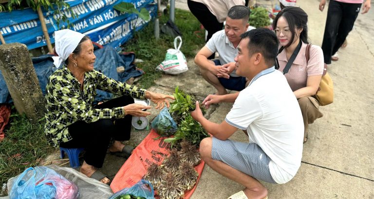 Khu chợ cách Hà Nội 120km bán nhiều đặc sản độc lạ, có thức quà giá chỉ 2 nghìn