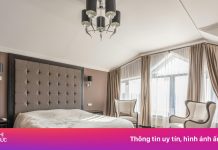 Vì sao lăn chai nước qua gầm giường khách sạn?