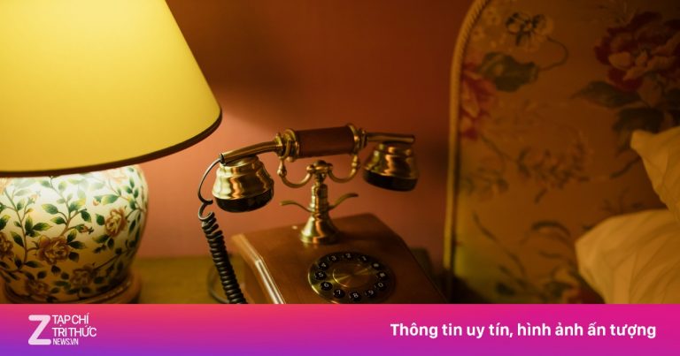 Ai dùng điện thoại bàn trong phòng khách sạn?