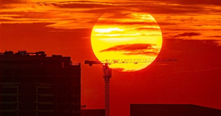 Người dân, du khách mê mẩn những chiều hoàng hôn đỏ rực ở Hà Nội