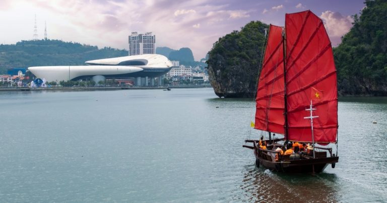 Khai trương tour trải nghiệm thuyền ba vách trên vịnh Hạ Long