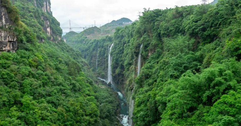 ‘Vết nứt đẹp nhất Trái Đất’ có hàng chục thác nước đổ xuống như dải lụa