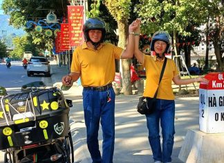 Vợ chồng U70 ở Đồng Tháp lái xe máy du lịch xuyên Việt 92 ngày, qua hơn 9.000km