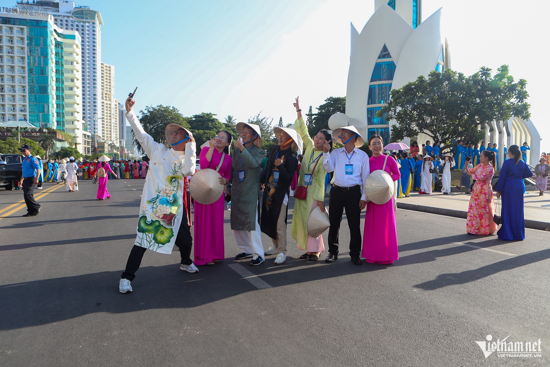 W-1  ao dai.jpg