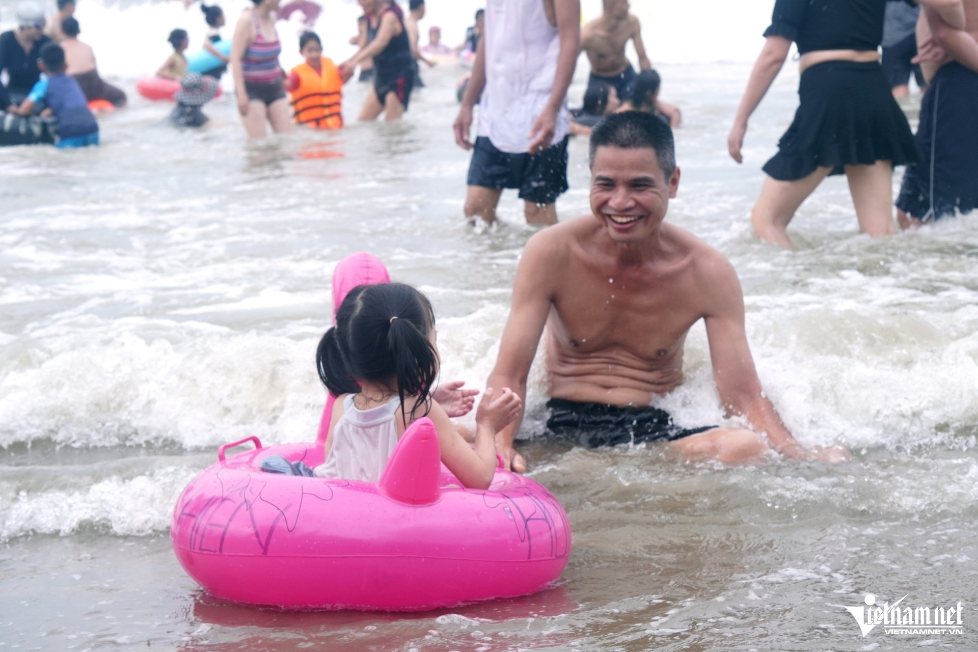 W-a5Hàng vạn người đổ về biển Sầm Sơn.JPG.jpg