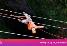 Đường đu dây đầu tiên ở Việt Nam qua hố sụt sâu 250 m